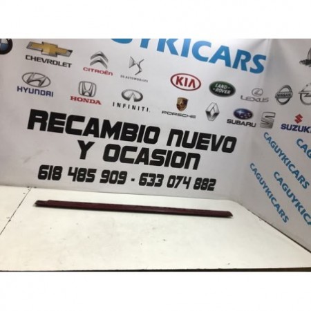 Moldura izquierda kia carens